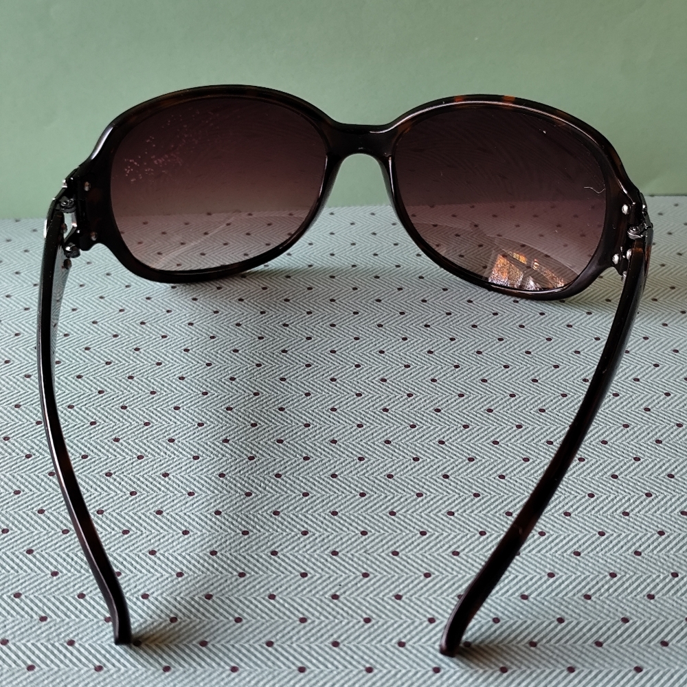 3/$30💜Daisy Fuentes Tortoise Shell Sunglass